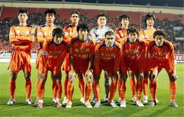 足球国足后防双塔表现稳固（足球国足后防双中卫稳健发挥）