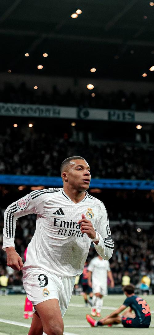 京媒：冯博轩因伤缺席今天的赛前训练，李磊今天出现在训练中（京媒：冯博轩伤缺今日赛前训练，李磊现身训练场）