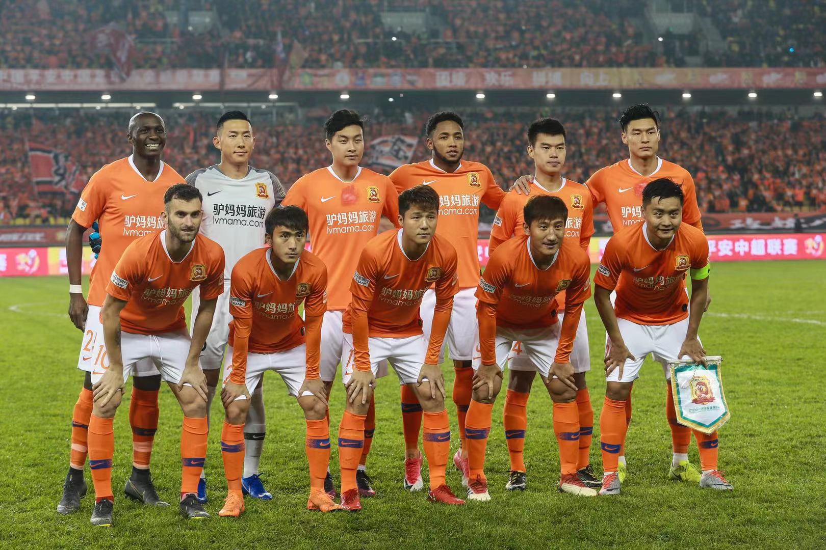 惨败国安后亚泰球员贺一然被自家球迷辱骂，他做出手势回击