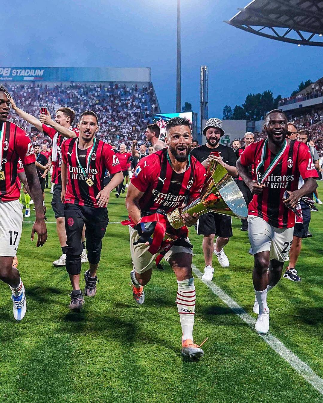 跟队记者：麦迪逊伤情严重，热刺引援重点为10号位和中后卫