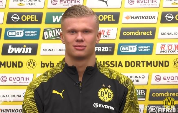 墨西哥一处世界杯训练场地状况百出：一角长满了树，边线是弯的